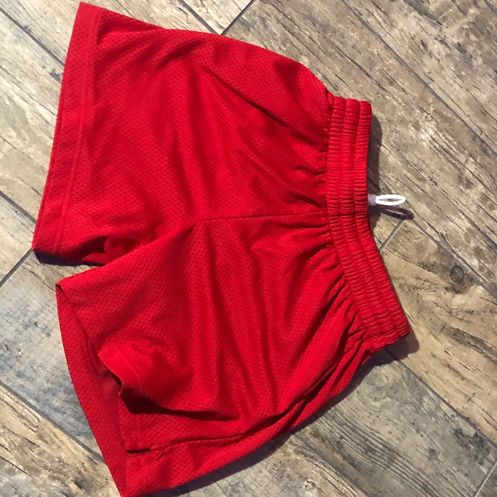 athletic shorts / baggy shorts /